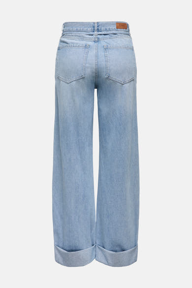 Jean large en denim bleu clair de Only, avec ourlets retroussés et poches arrière visibles.