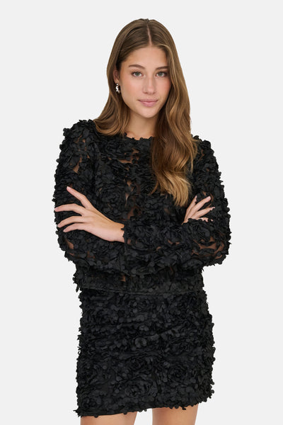 Zwarte blouse met lange mouwen van ONLY, versierd met bloemige reliëfdetails over het hele oppervlak.