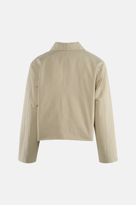 Veste courte verte de JDY, vue de dos, coupe carrée avec col chemise et manches longues.