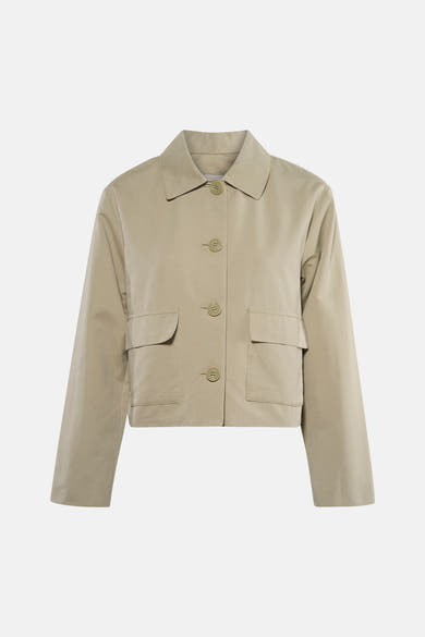 Veste courte verte de JDY avec fermeture boutonnée, poches plaquées et manches longues.