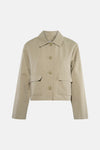 Veste courte verte de JDY avec fermeture boutonnée, poches plaquées et manches longues.