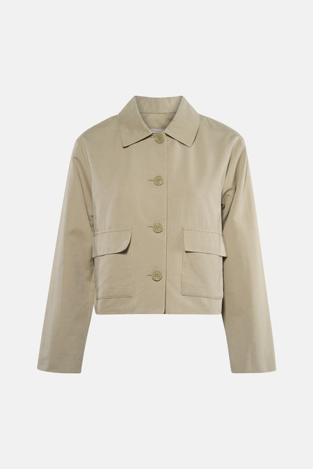 Veste courte verte de JDY avec fermeture boutonnée, poches plaquées et manches longues.
