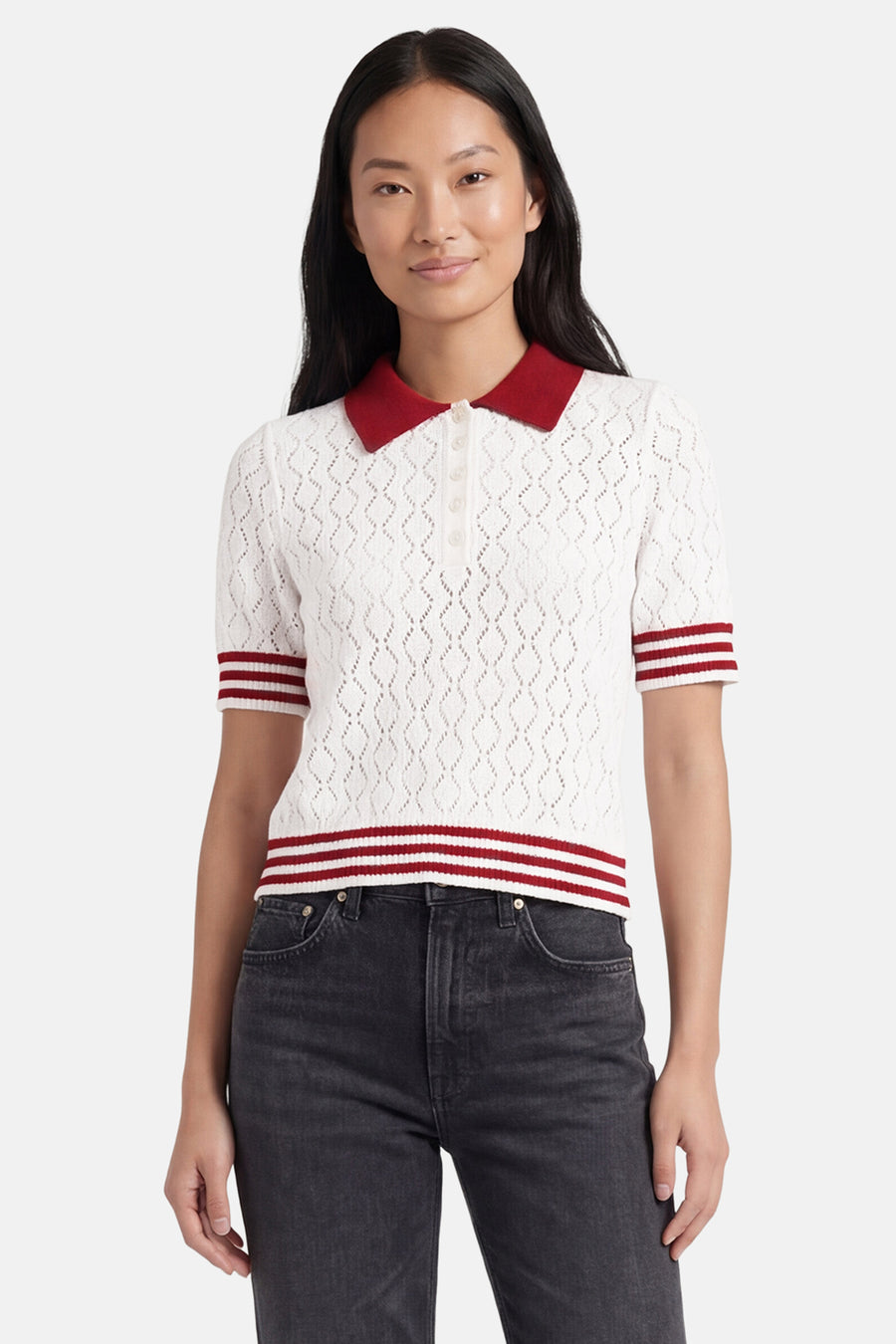 Pull multicolore de ONLY® avec motif ajouré, col et rayures rouges, manches courtes, porté avec un jean foncé.