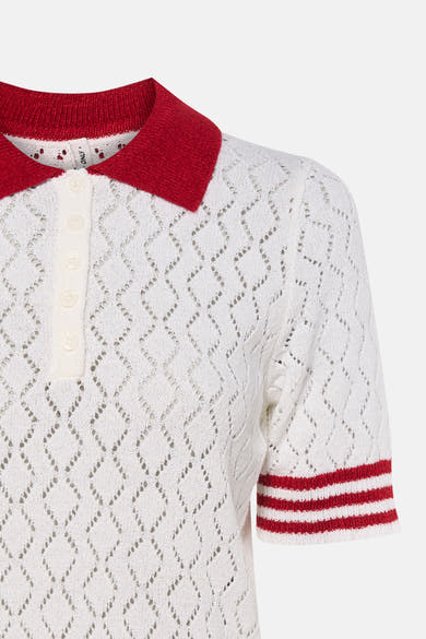 Wit gebreid vest met ajourpatroon van ONLY®, met rode polokraag, knoopsluiting en korte mouwen met rode strepen.