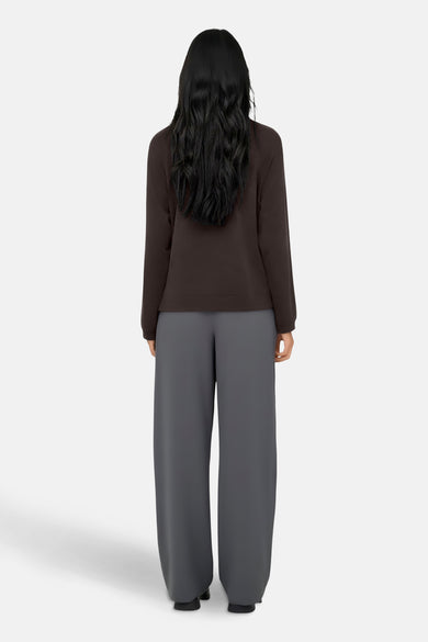 Pull à col rond brun de ONLY, porté avec un pantalon gris ample, vue de dos.