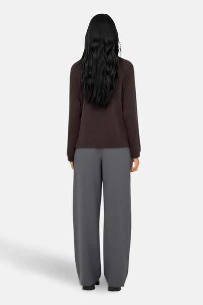 Pull à col rond brun de ONLY, porté avec un pantalon gris ample, vue de dos.