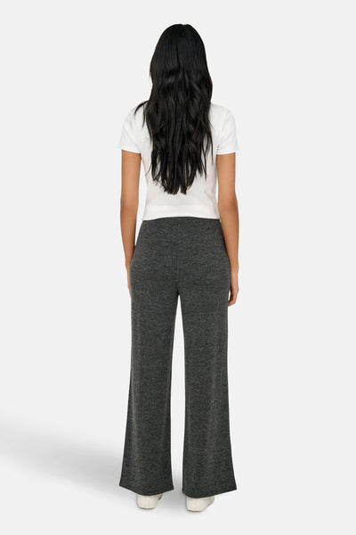 Grijze joggingbroek van ONLY®, losse pasvorm en wijde pijpen, gedragen met een wit T-shirt.