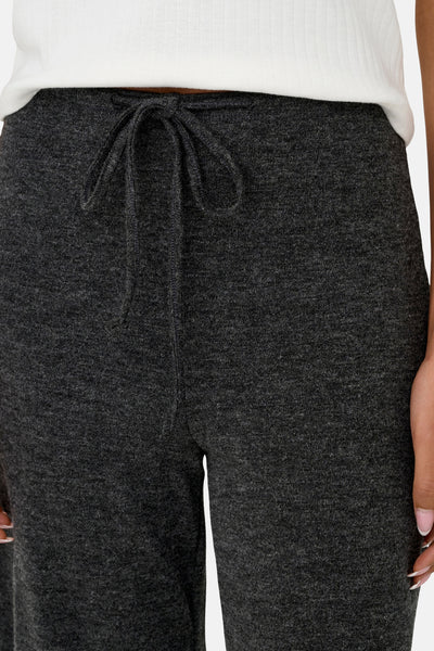 Grijze gemêleerde joggingbroek van ONLY, met trekkoord in de taille en gedragen met een wit T-shirt.