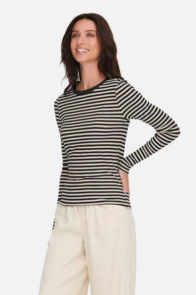Zwart-wit gestreept T-shirt met lange mouwen van ONLY®, gedragen met een wijde ecru broek.