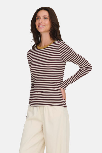 T-shirt à manches longues bordeaux et rayé de chez ONLY, porté avec un pantalon beige.