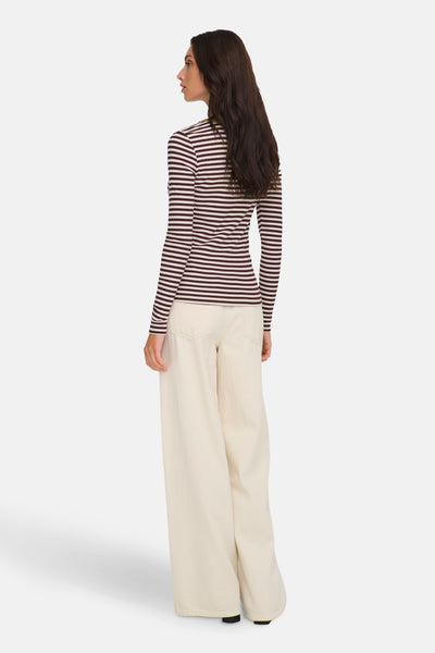 T-shirt bordeaux à rayures de ONLY, porté avec un pantalon ample écru, vue de dos.
