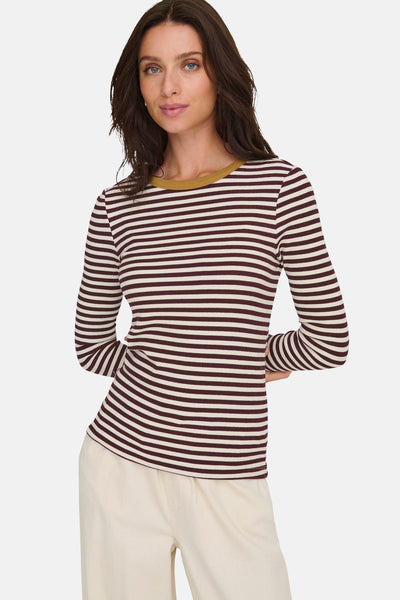 Bordeaux gestreept T-shirt met lange mouwen van ONLY, gedragen met een effen lichte broek.