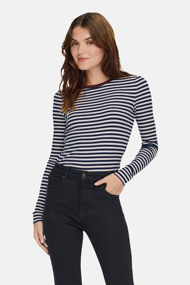 Gestreept blauw-wit T-shirt met lange mouwen van ONLY, gedragen met een zwarte jeans en bordeauxrode enkellaarsjes.