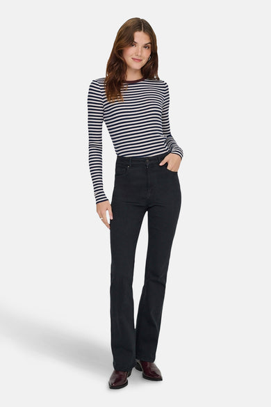 T-shirt à manches longues rayé bleu et blanc de ONLY, porté avec un jean noir et des bottines bordeaux.
