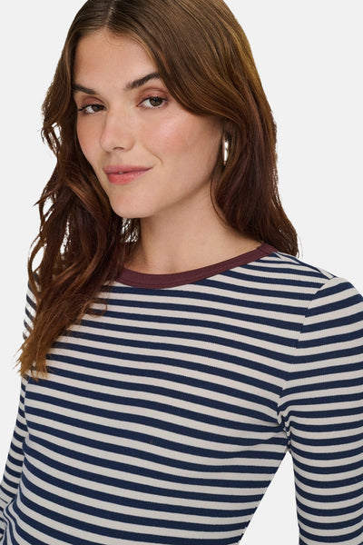 Blauwe longsleeved T-shirt, gestreept door ONLY, met bordeauxrode ronde hals.