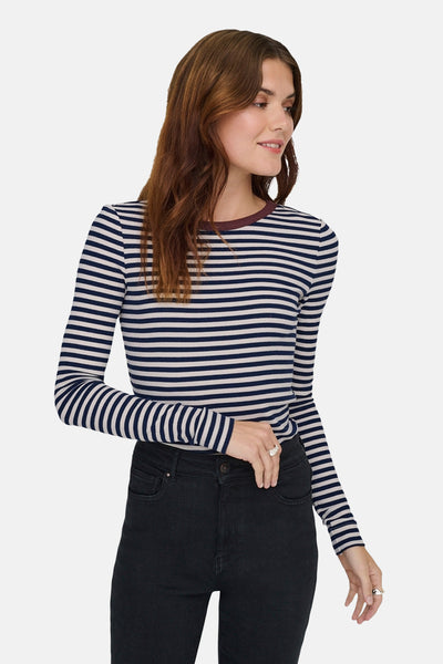 Blauwe gestreepte T-shirt met lange mouwen van ONLY, gedragen met een effen zwarte jeans.