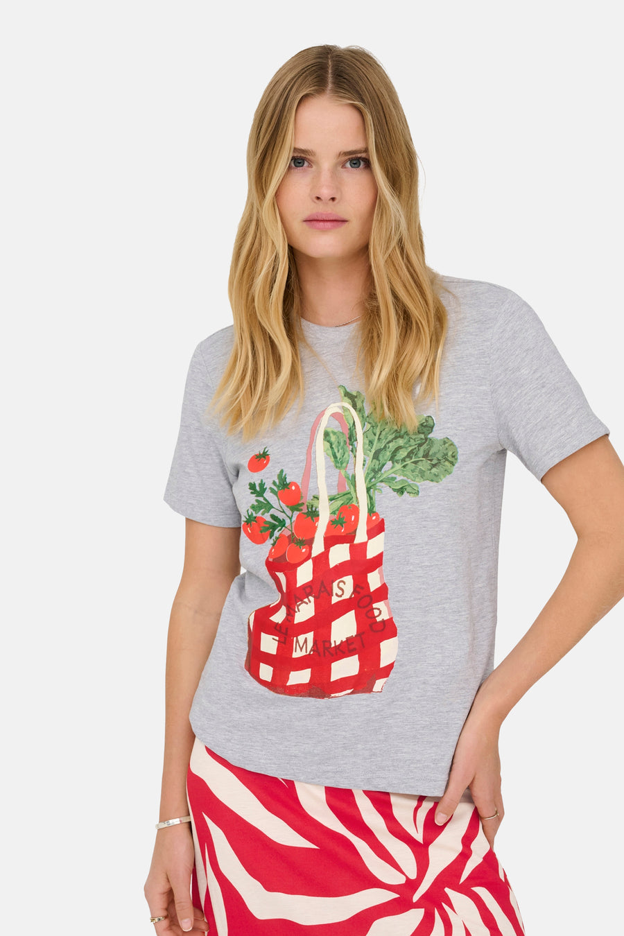 Grijs T-shirt met korte mouwen van ONLY, met een boodschappentasprint en een rood-wit zebrapatroon rok.