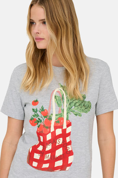 Grijs T-shirt met korte mouwen van ONLY®, bedrukt met een mand tomaten en groenten van de markt.