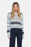 Pull multicolore de ONLY, à rayures horizontales ajourées, porté avec un jean bleu foncé.
