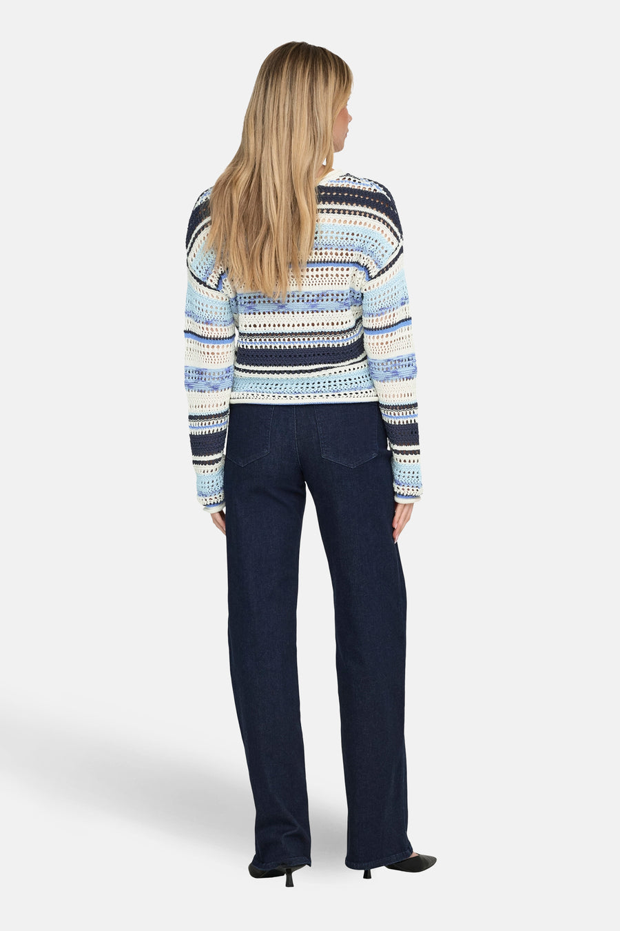 Pull multicolore de ONLY®, à rayures horizontales, porté avec un jean et des talons hauts noirs.
