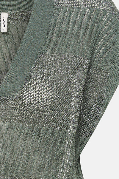 Débardeur vert en maille scintillante de ONLY, avec encolure en V et texture ajourée.