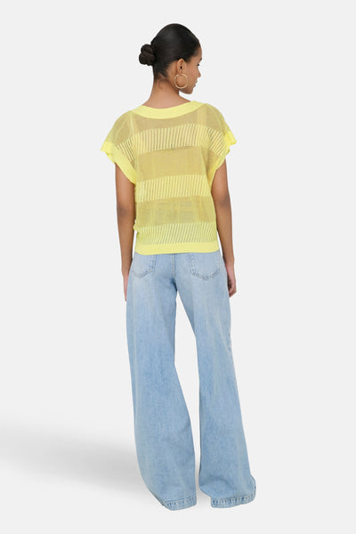 Gele gebreide tanktop met horizontale strepen van ONLY, gedragen met een wijde jeans.