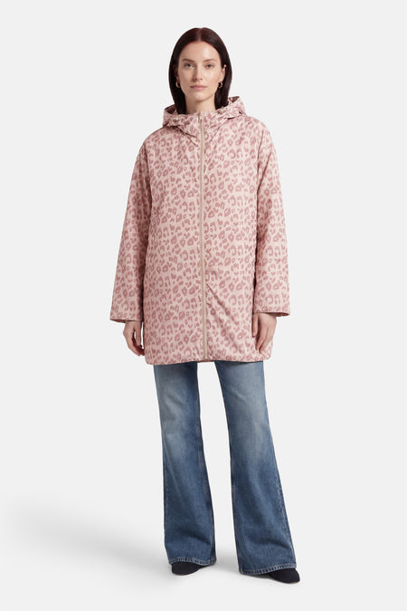 Imperméable beige de ONLY, avec un motif léopard rose pâle, porté avec un jean évasé bleu.
