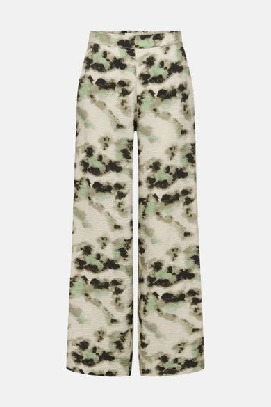 Pantalon multicolore de JDY, avec un motif abstrait moucheté noir et vert clair sur fond beige.