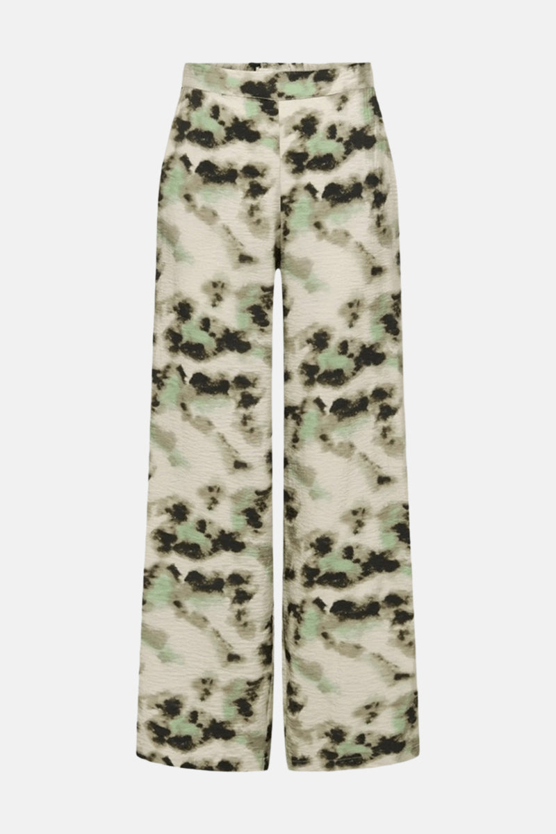 Pantalon multicolore de JDY, avec un motif abstrait moucheté noir et vert clair sur fond beige.