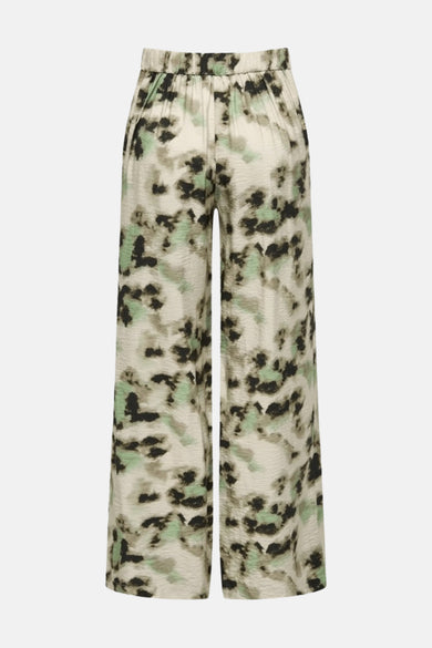 Pantalon multicolore de JDY avec un motif tacheté vert et noir sur un fond beige.