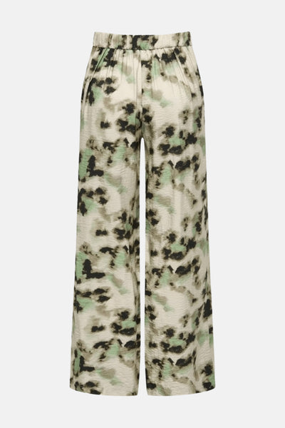 Pantalon multicolore de JDY avec un motif tacheté vert et noir sur un fond beige.
