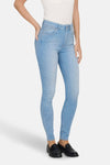 Lichtblauwe skinny jeans van ONLY, gedragen met een witte top en zwarte schoenen.