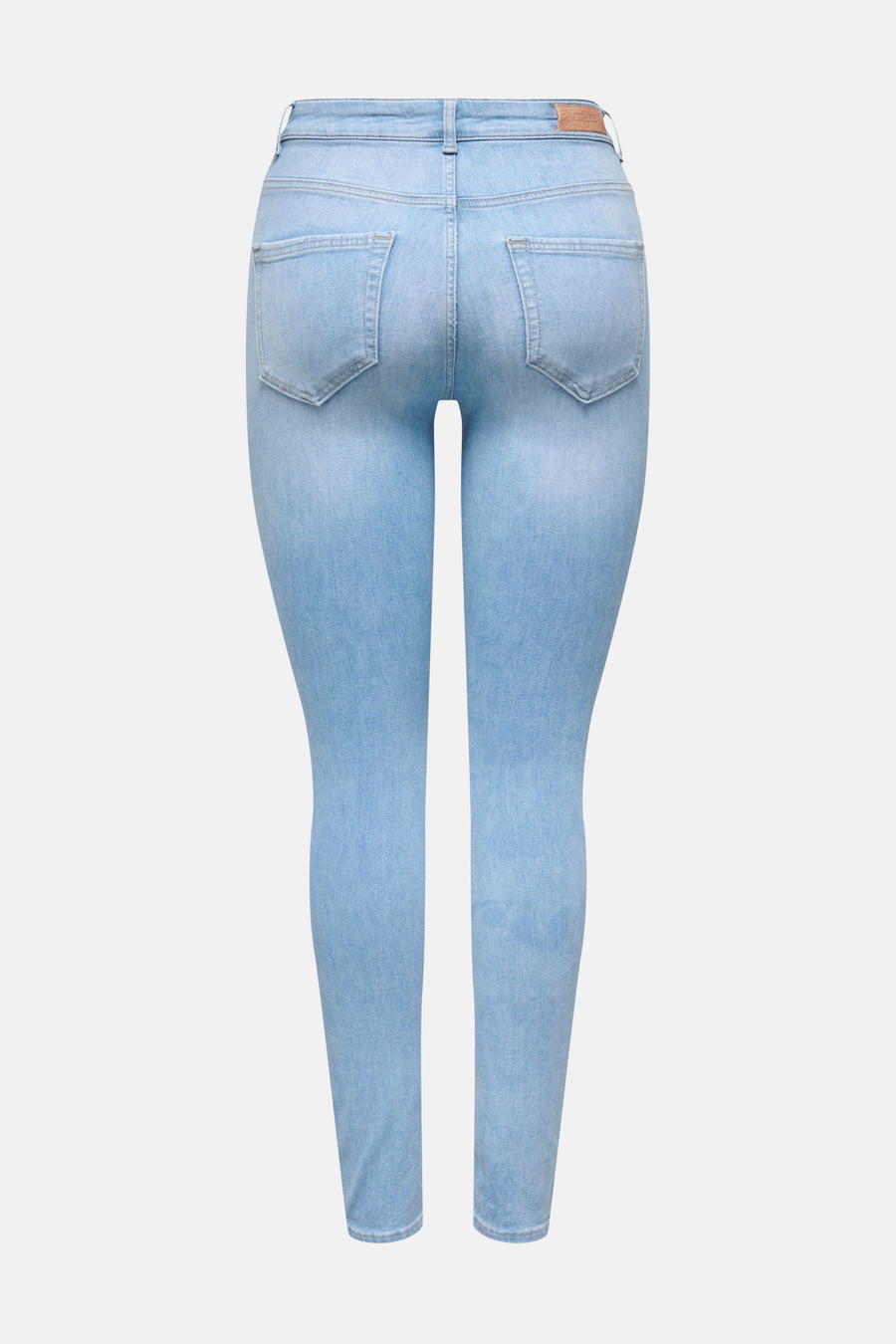 Lichtblauwe skinny jeans van ONLY, achterkant, met riemlussen en opgestikte zakken.