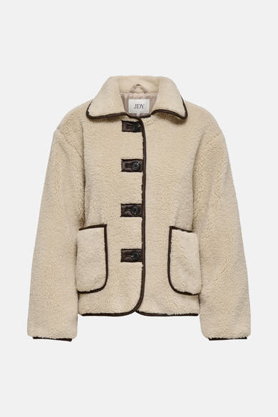 Veste courte écru de JDY avec des poches plaquées et une bordure marron contrastante.
