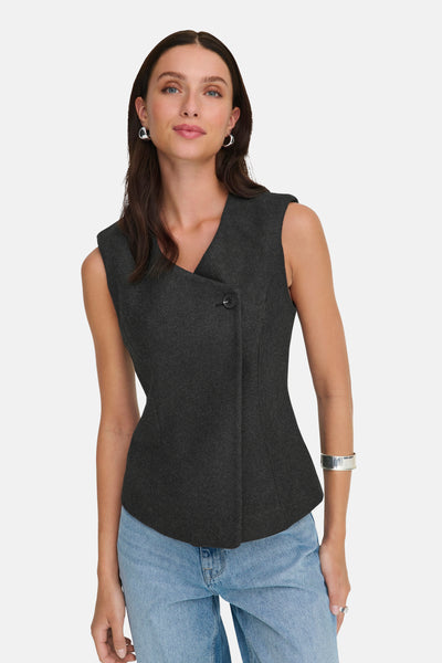 Grijze blazer van ONLY, met één knoop, gedragen over een casual spijkerbroek en gecombineerd met oorbellen en een armband.