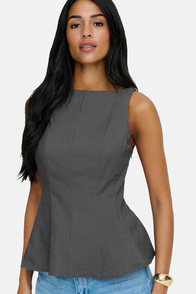 Grijze nauwsluitende blouse van ONLY®, met vierkante halslijn en peplumzoom, gedragen met een blauwe jeans en een gouden armband.