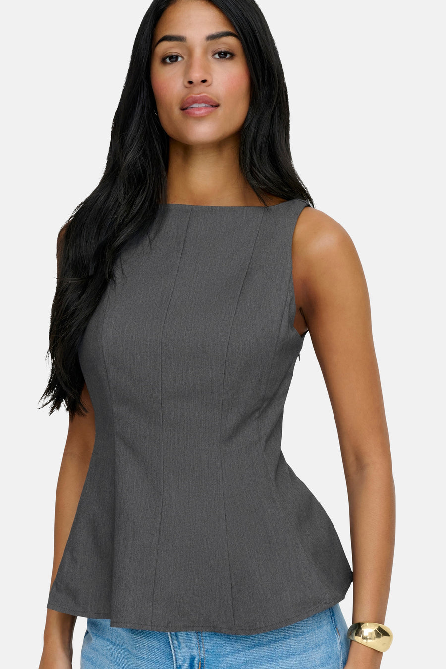 Grijze nauwsluitende blouse van ONLY®, met vierkante halslijn en peplumzoom, gedragen met een blauwe jeans en een gouden armband.