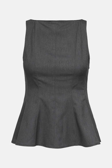 Grijze blouse van ONLY, peplum-snit, mouwloos, met een discrete textuur en een effen achtergrond.