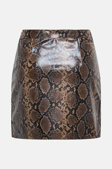 Jupe courte marron effet peau de serpent, de ONLY, avec une texture brillante et un motif reptile détaillé.
