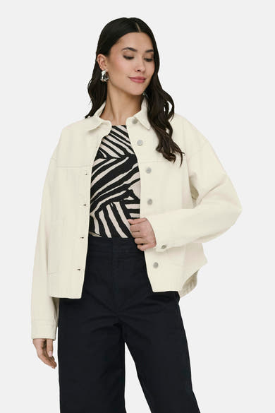 Veste courte écru de JDY, avec un motif zébré en dessous et un pantalon noir.