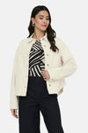 Veste courte écru de JDY, avec un motif zébré en dessous et un pantalon noir.