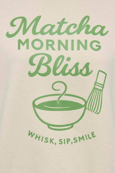 Sweat écru col O de ONLY®, imprimé d'une illustration de thé matcha et du texte « Matcha Morning Bliss ».