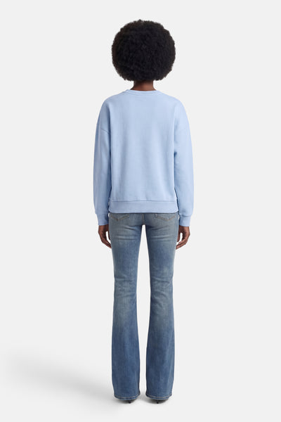 Blauwe sweater van ONLY, met een relaxte pasvorm, gedragen met een wijde jeans.