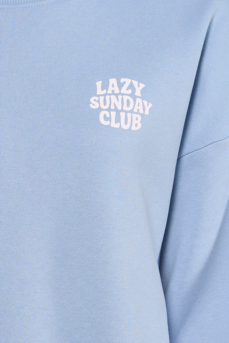 Sweat-shirt bleu à col rond de ONLY® avec imprimé graphique 'Lazy Sunday Club'.