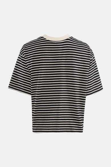 T-shirt à manches courtes multicolore de JDY, rayé horizontalement en noir et blanc, avec un col rond couleur crème.