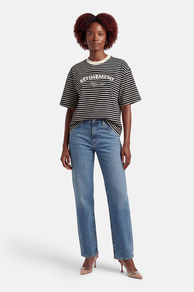 Multikleurig T-shirt met korte mouwen van JDY, gestreept, gedragen met een blauwe jeans en nude pumps.