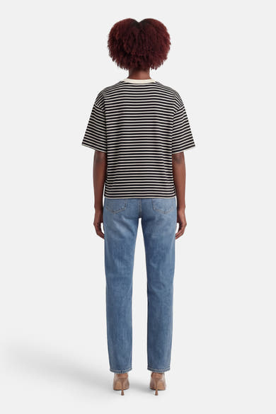 T-shirt à manches courtes multicolore de JDY, rayé noir et blanc, porté avec un jean bleu et des talons hauts marron.