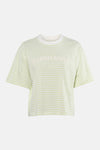 T-shirt à manches courtes vert à rayures par JDY, avec un col rond blanc et un lettrage brodé.
