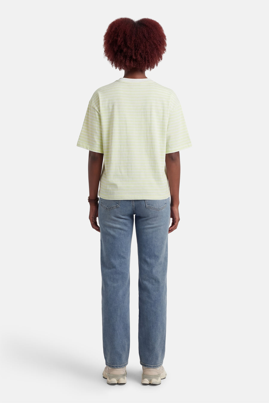 T-shirt à manches courtes vert rayé de JDY, porté avec un jean et des baskets, vue arrière.
