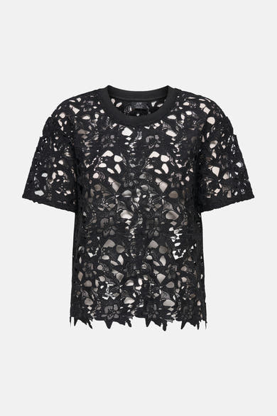 T-shirt noir en dentelle par JDY, avec motif floral ajouré et bordure festonnée.